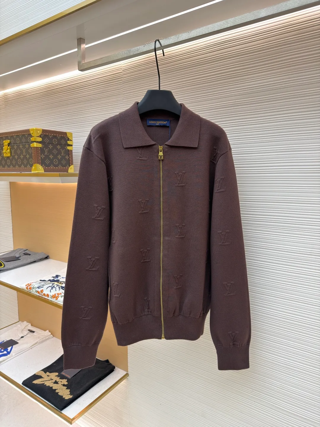LOUIS VUITTON embossed executive jacket ●Original version: purchased and developed by 16756 ●Item number: 1681942-C00 ●Fabric: 100% cotton ●Technology: embossed production ●Color: brown ●Version: fitted version ●Weight: about 790 grams ●Size: S-M-L-XL ●Description: This Louis Vuitton knitted jacket is made of high-density cotton fabric. The classic LV logo is evenly woven into the body through three-dimensional jacquard technology. The texture is full and the touch is delicate. The neckline is designed with a lapel and is paired with a metal zipper placket (the zipper head is engraved with the brand logo), and the details highlight the texture. The cuffs and hem are ribbed, taking into account elasticity and fit, improving wearing comfort. The whole piece is cut in one piece, with seamless seams. The shape is crisp and the lines are smooth. It not only retains the softness of knitted items, but also has the silhouette of a jacket. It is a combination of craftsmanship and brand identity. The overall wiring is straight and delicate, the fabric is comfortable and soft, and the color is consistent without color difference. It can be matched with the same style to create a fashionable look and control various occasions. Customized accessories, complete with three standards, same style for men and women!